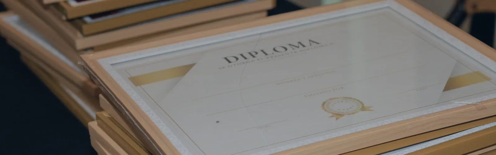 Pile de diplômes encadrés aux champs non renseignés