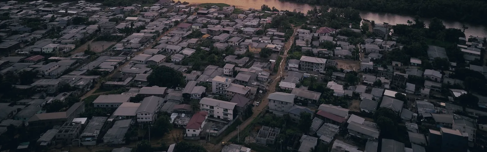 Vue aérienne de Douala au coucher du soleil, le long du fleuve Wouri