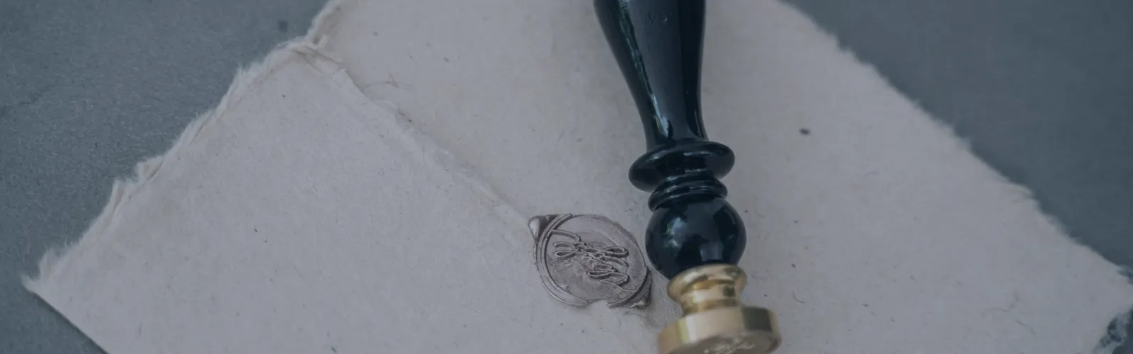 Cachet de cire et son sceau sur papier artisanal